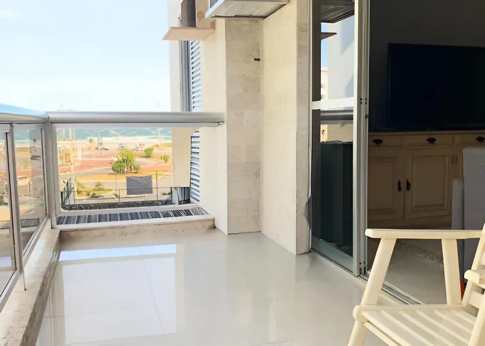 Apto Frente à Praia do Forte - Localização Premium